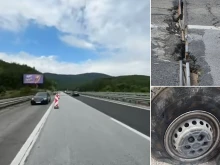 Опасност от касапница на АМ "Тракия": Метален винкел се "разхожда" по платното, шофьор спука гума и остана час и половина на пътя