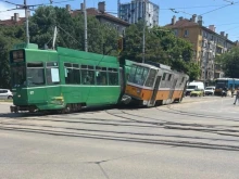 Трима са пострадали, сред които и 17-годишно момиче, при катастрофата между два трамвая в София