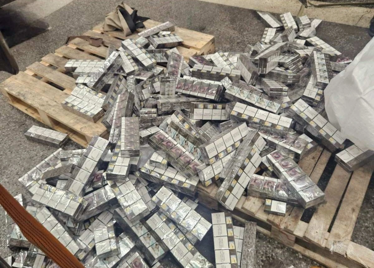 Близо 42 000 къса контрабандни цигари задържаха митническите служители на