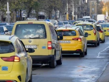 Таксиметровият бранш поиска удължаване на срока за подмяна на стикерите с цените