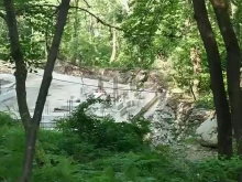 Институциите спряха спорен строеж на жилищна сграда в близост до река Санданска Бистрица