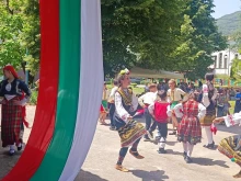 Фолклорният събор "Изворен глас" в село Смилян дава старт на Фестивала на дивите цветя в Родопите