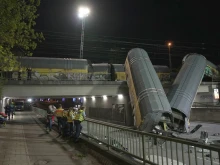 Товарен влак падна от мост в Германия