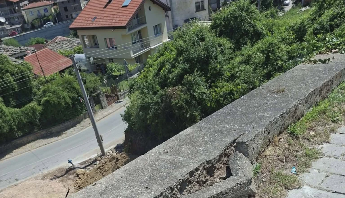Жители на Храбрино предупреждават за риск от срутване на улица!