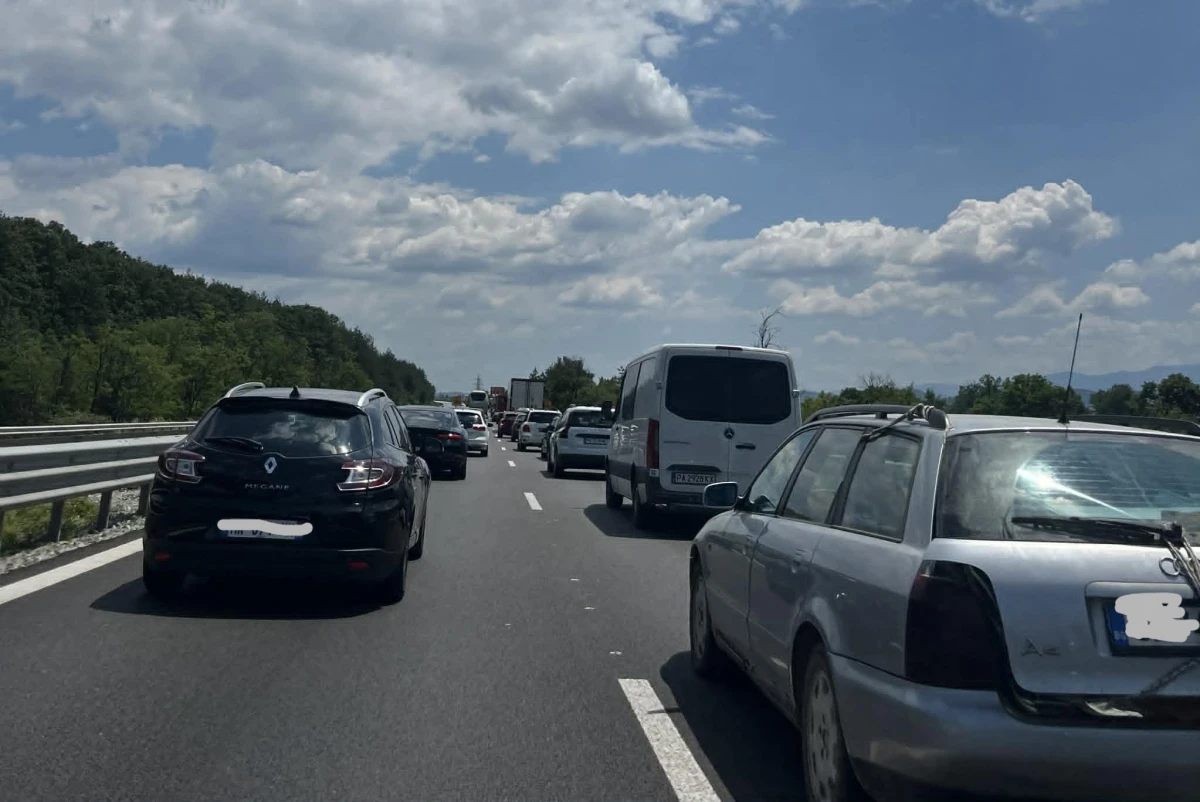Огромно задръстване се е образувало на автомагистрала Тракия в посока