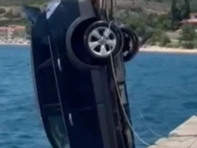 Български автомобил падна в морето на пристанище край Кавала