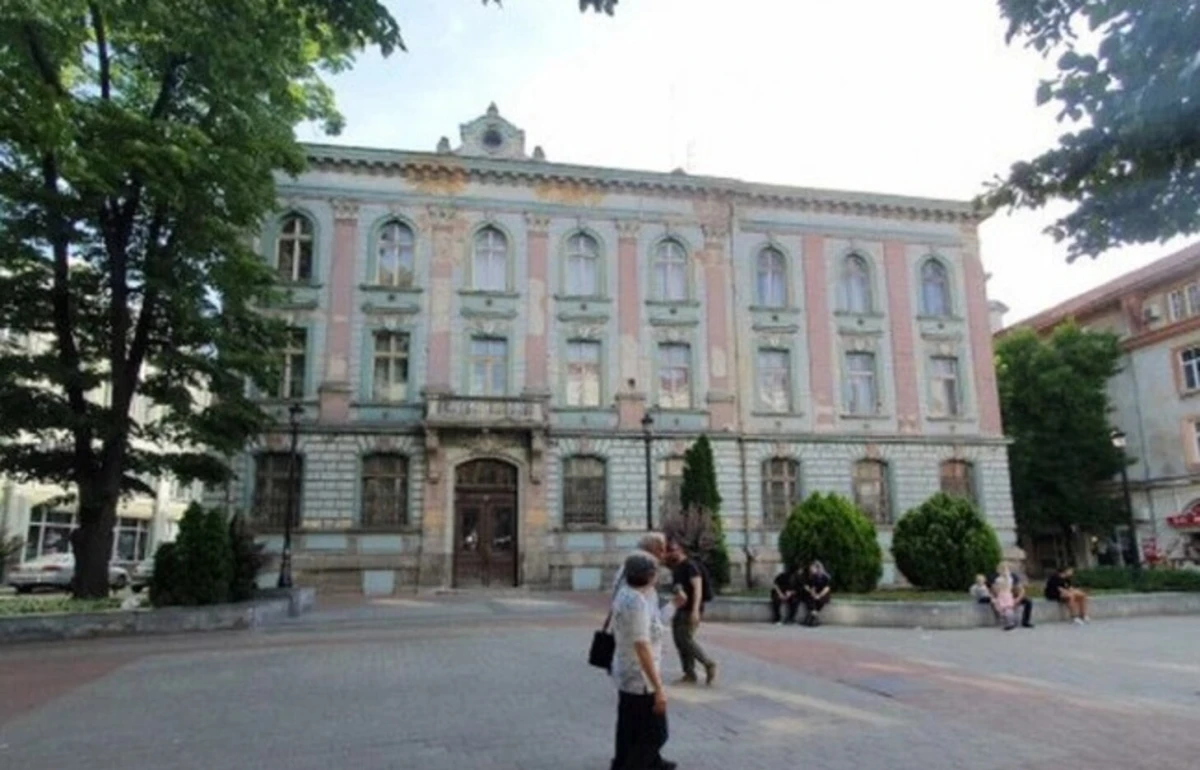 Реставрират фасадите на знаковата сграда на БНБ в Пловдив на два етапа