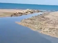 Изтичане на канализационни води от хотел в морето край "Елените"