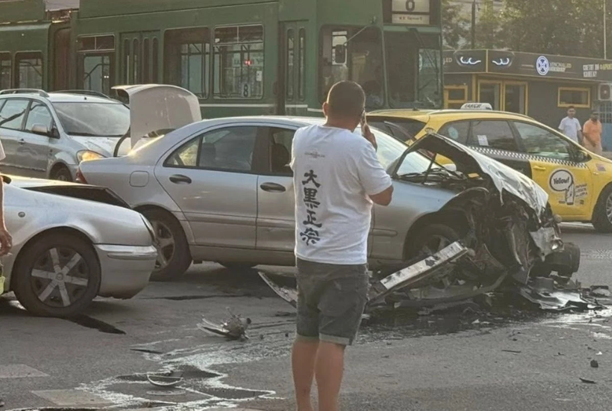Катастрофа между два автомобила блокира столичния бул Вардар в късния