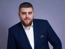 Икономист: Седнете с приятели, сипете по едно уиски или ракия и си говорете до изгрев слънце, не за политика, бюджети и бизнес, а за спомени и глупости
