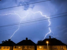 26 000 мълнии удариха Великобритания, а училищата бяха затворени заради екстремните горещини