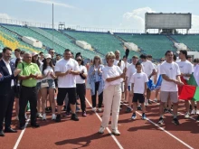Факлоносците предадоха олимпийската факла на председателя на БОК Весела Лечева