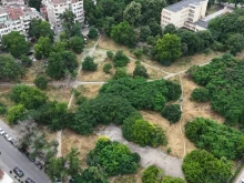 Паркът зад хотел "Санкт Петербург" в покъртително състояние