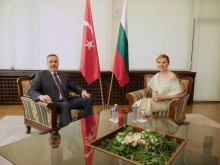 Външният министър за дебата около голото й рамо: Мога да изразявам себе си