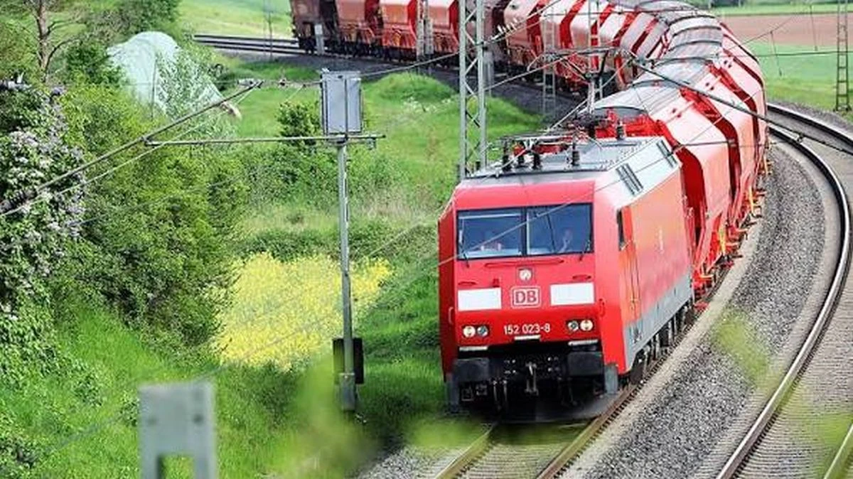 Германската железопътна компания Deutsche Bahn е спряла влаковите услуги в