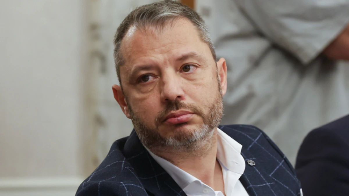 Парламентът прекрати правомощията на като народен представител предаде репортер на