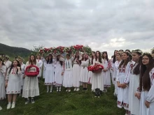 Традиционно на Еньовден жени браха билки и извиха хора крй смолянското село Горна Арда
