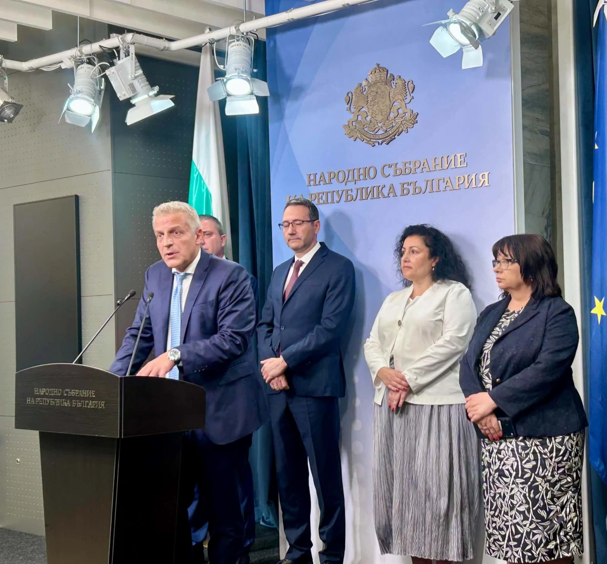 Коалиция Синя България предлага промени в Конституцията свързани с ограничаване