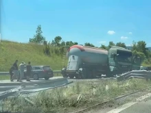 Камион се завъртя на АМ "Струма", мантинелите са помляни
