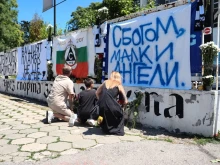 Сълзи, свещи и много цветя на стадиона на "Славия" в памет на двете деца, загинали на АМ "Тракия"
