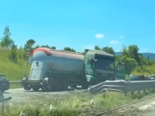 Камион премина през мантинелата и връхлетя в насрещното на АМ "Струма"