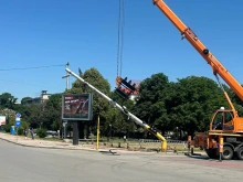 Тежка авария в София: Светофарен стълб падна до Централна гара
