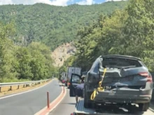 Аварирал автобус затруднява движението в Кресненското дефиле