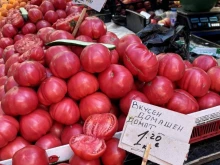 Нечувано евтини розови домати пуснаха на един от най-известните пазари у нас