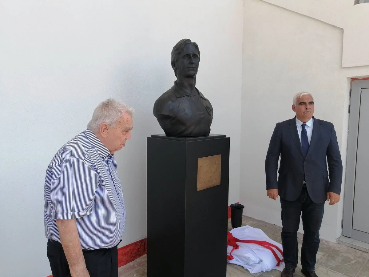 Бюст паметник на най голямата легенда в историята на Марек