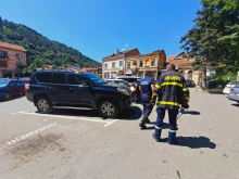 Пожарникари извадиха змия от автомобил в центъра на Кюстендил