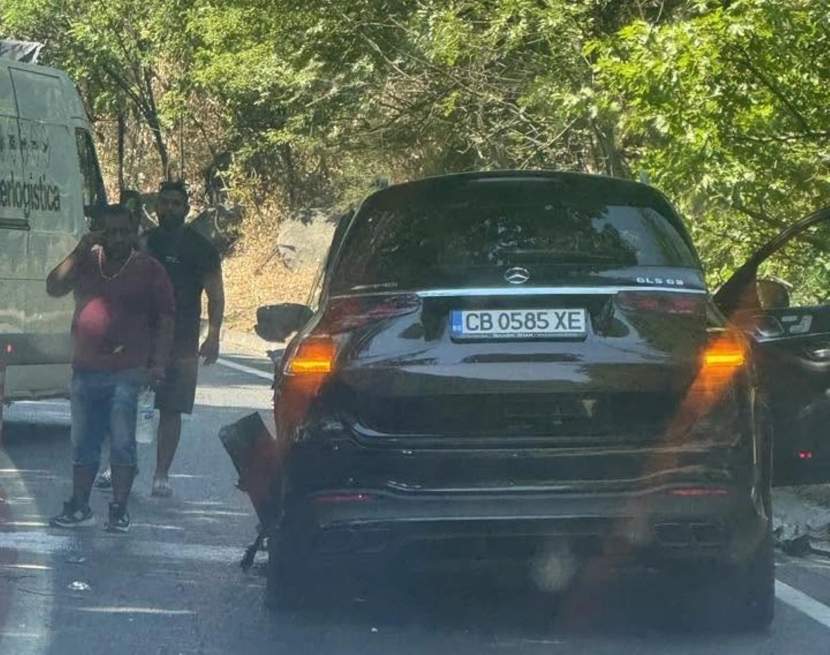Спряно е движението на леки и товарни автомобили по Главен