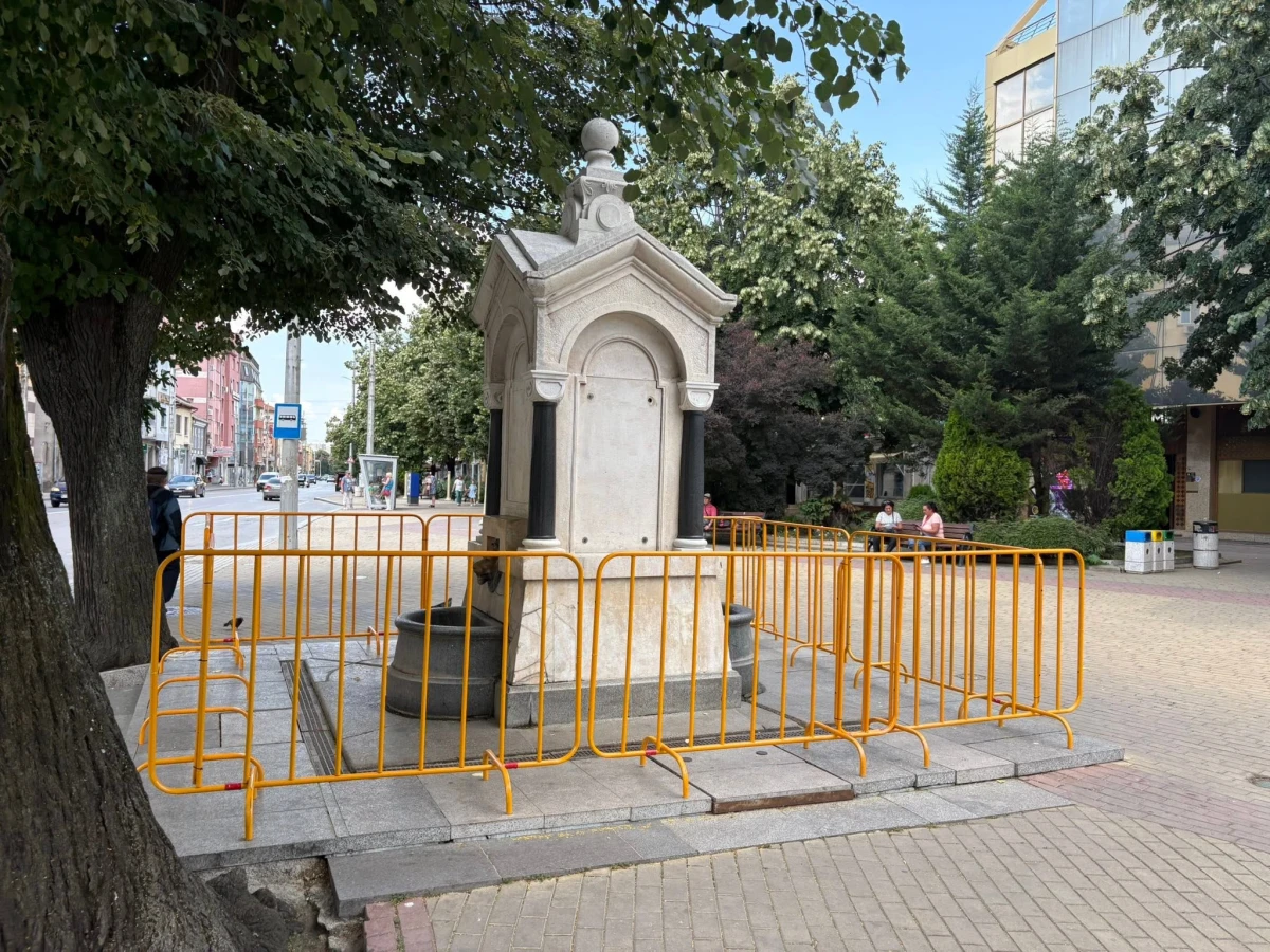 Царската чешма известна на всички казанлъчани като Лъвовата чешма временно