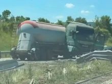 Прокуратурата разследва състоянието на пътя и мантинелите след катастрофата с камион край Мало Бучино
