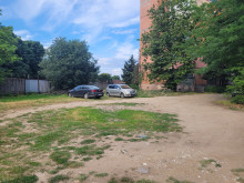 Зелена площ губи поредната битка с автомобилите в Пловдив