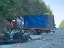 Камион помете три коли край Невестино