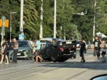 Кола се обърна по таван в столицата тази сутрин