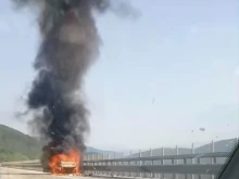 Горяща кола предизвика затруднения в движението на АМ "Хемус"
