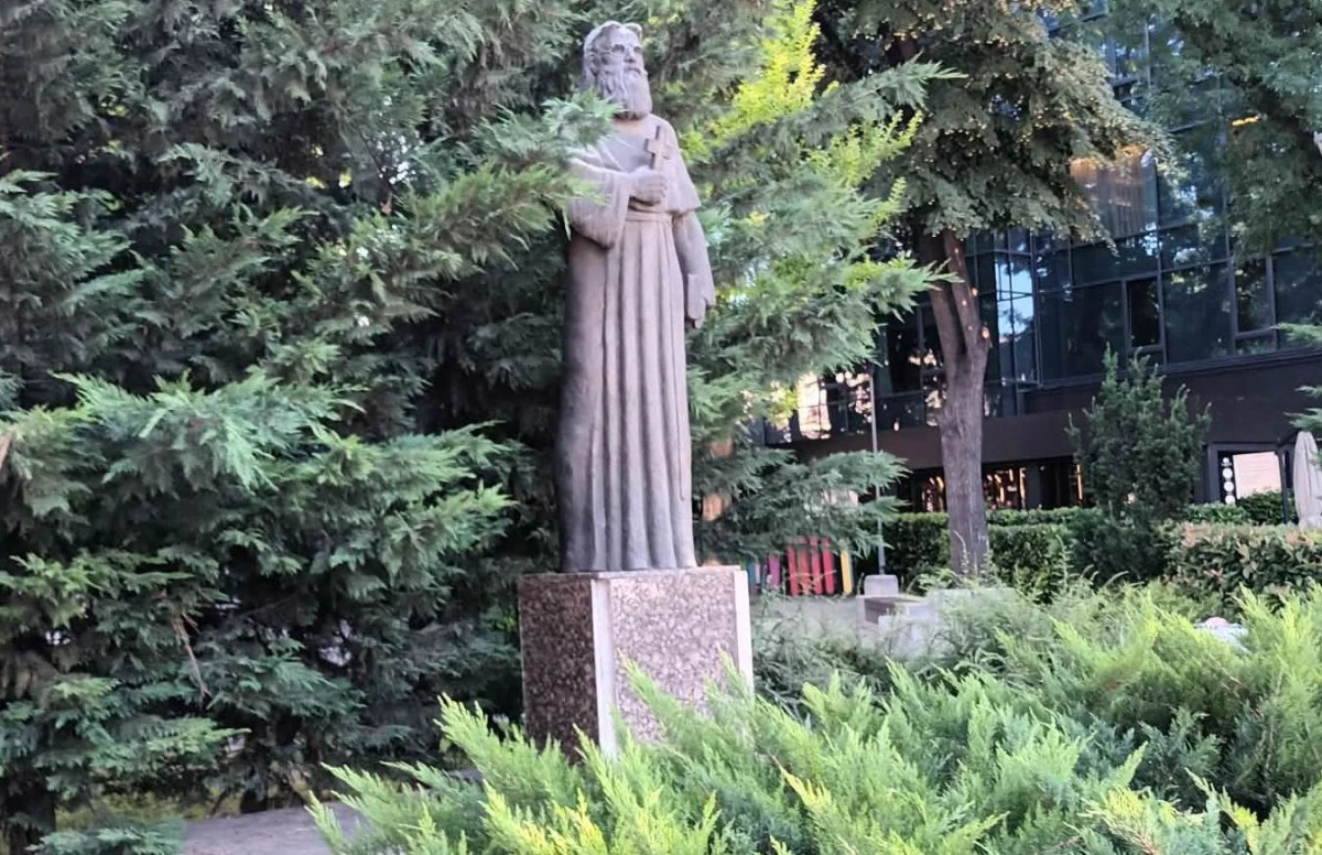 Скромен паметник в центъра на Пловдив почита паметта на голям човек