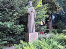 Скромен паметник в центъра на Пловдив почита паметта на голям човек