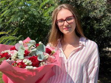 Петя Апостолова спечели конкурса за стихосбирка "#ДО 40" с "В плитчините на сърцето"