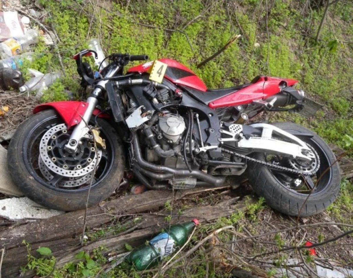 Кола и мотор са се ударили в Павликенско мотоциклетистът е
