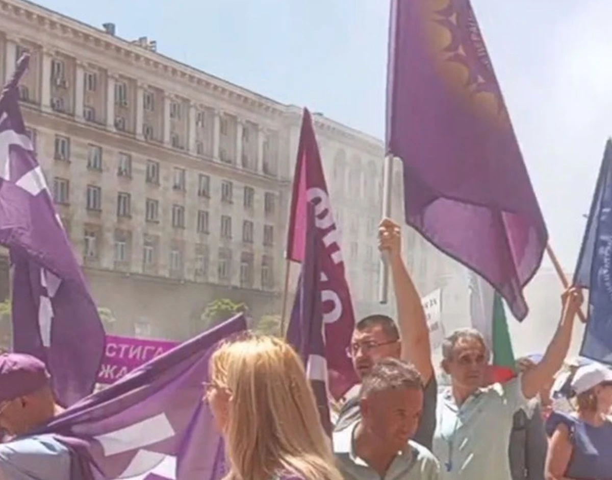 КНСБ и КТ Подкрепа организираха протест пред сградата на Министерския