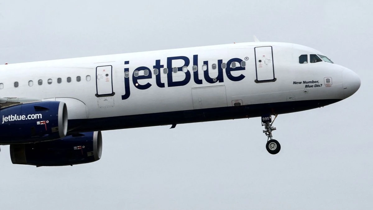 Пилотите на пътнически самолет на авиокомпанията JetBlue са докладвали че