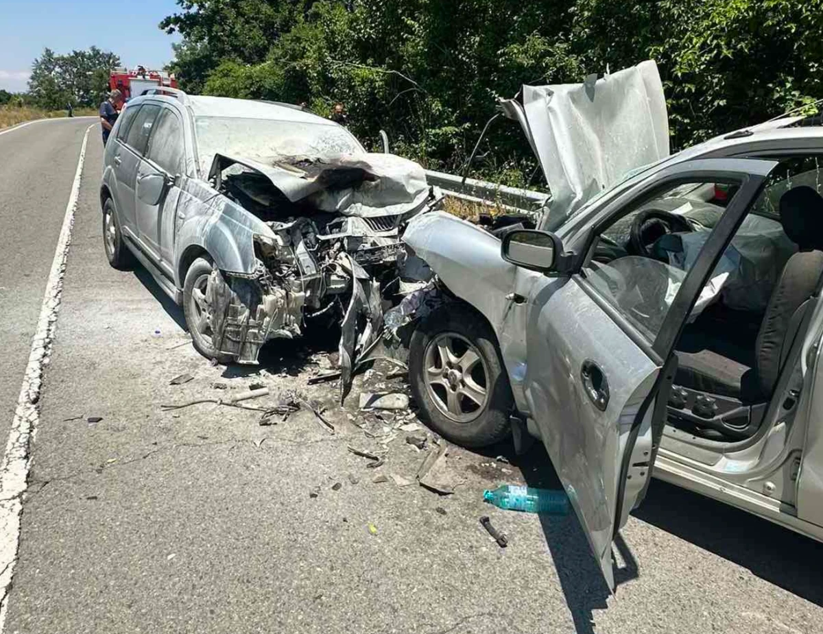 Двама души са пострадали след зверски челен сблъсък между два