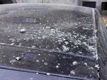 Таванът на кола е брутално огънат от паднала фасада на висок блок в Пловдив