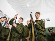 От септември в руските училища: Учениците ще се учат да управляват дронове и да стрелят с ''Калашников''