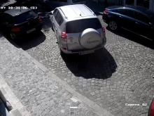 Шофьор с пловдивски джип удари витрина в "Капана" и избяга, собствениците го издирват с видеозапис