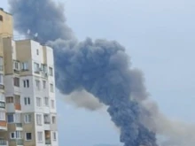 Гасенето на големия пожар в халета за преработка на пластмаса в София продължава и тази сутрин