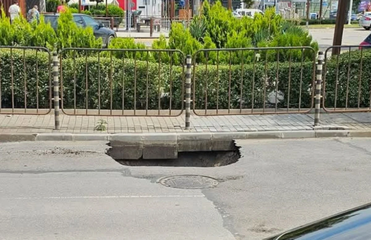 Огромно пропадане на асфалта затвори участък от ул Св Киприян