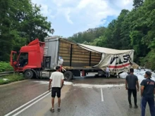 Прохода на Републиката е отворен, вижте и първи кадри от катастрофата